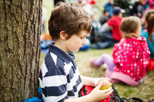 Il cambiamento di scuola potrebbe far sentire il bambino solo e smarrito.