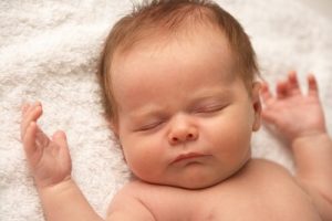 È normale se mio figlio non piange mai? Cause e consigli