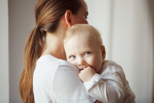 Neonato in braccio alla mamma