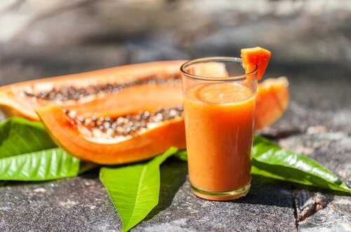Il succo di papaya è uno dei quattro nutrienti succhi di frutta per bambini