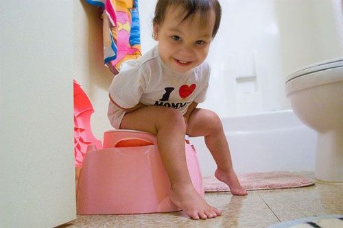 Bambino che va in bagno solo