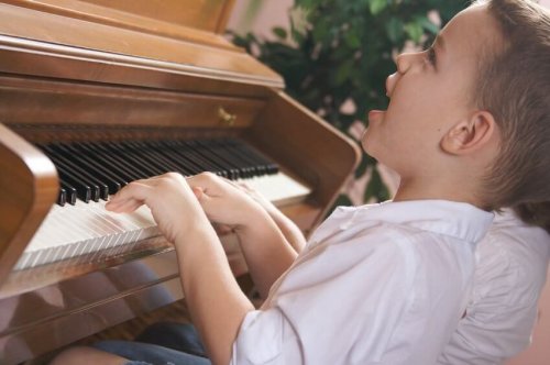 Bambino che suona il piano