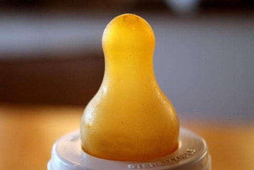 Alattamento con biberon.