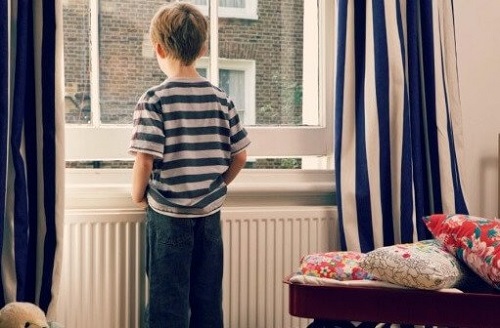 Lasciare i figli soli in casa: sì o no?