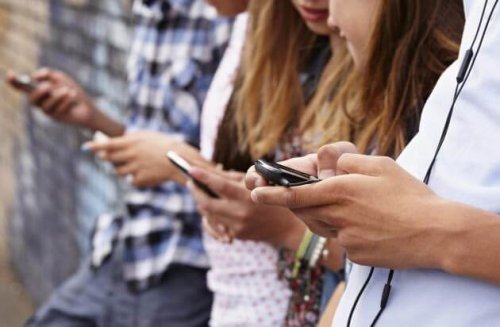 Adolescenti con cellulare