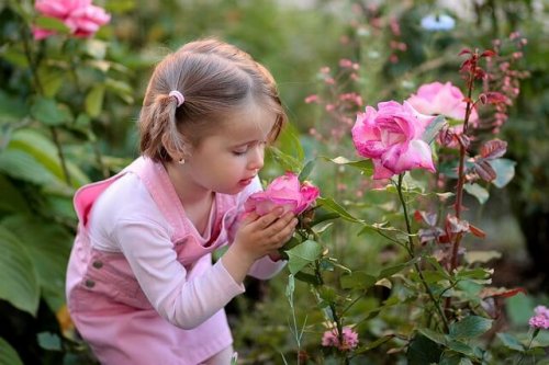 Bambina con fiore in mano