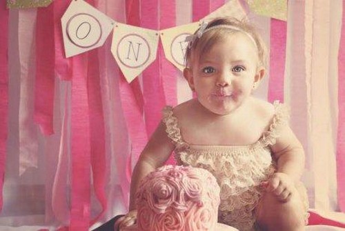 Bambina al suo compleanno