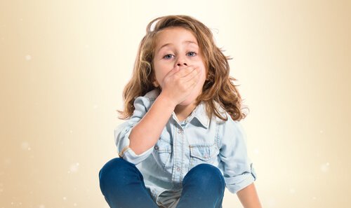 Bambina che si copre la bocca