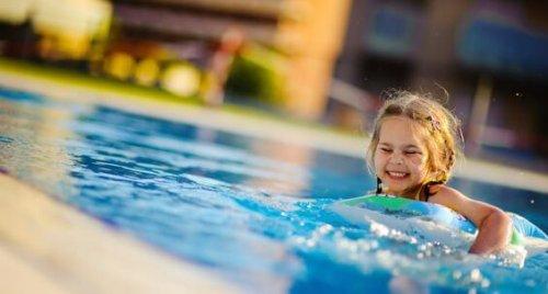bambina in piscina con ciambella