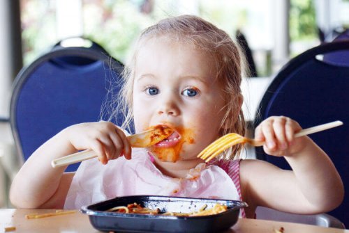 Una delle strategie per intrattenere un bambino al ristorante è farlo sgambettare tra una portata e l'altra e fargli scoprire il posto