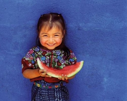 Bambina che mangia anguria