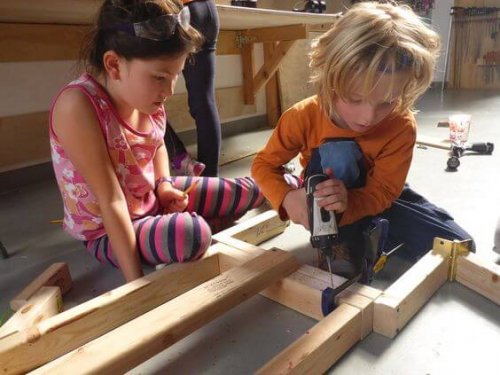 bambino che giocano montando mobile