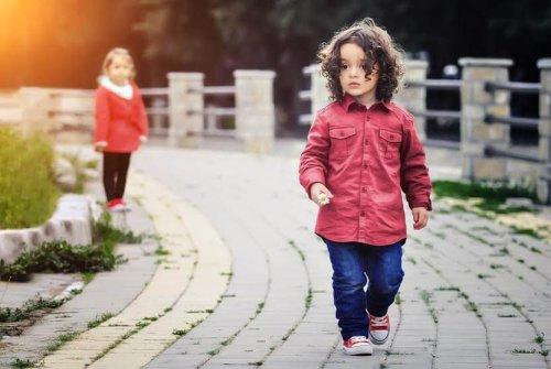 Bambini che si perdono per strada