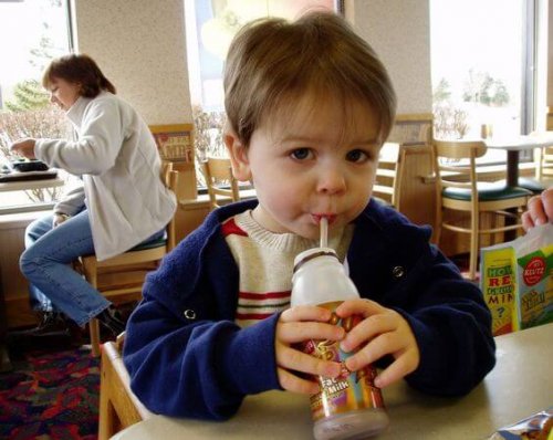 Bambino che beve succo