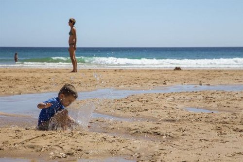 bambino che gioca in spiaggia