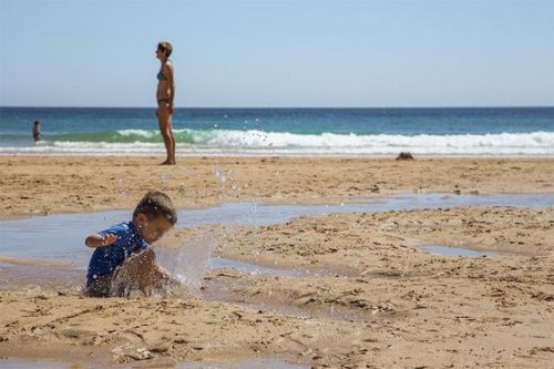 bambino che gioca in spiaggia 
