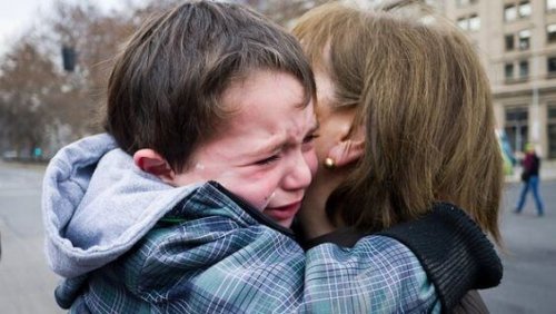 bambino che piange con la madre
