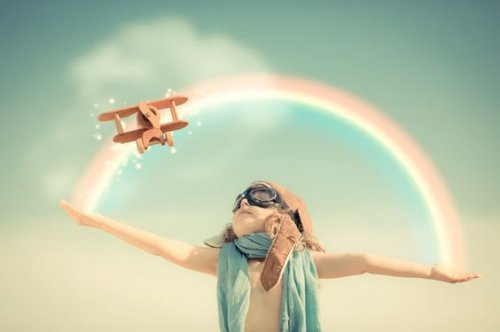 bambino con occhiali da aviatore e arcobaleno