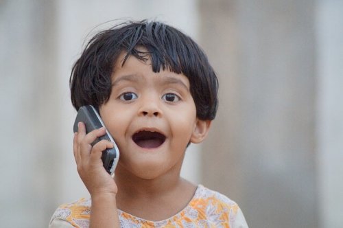 bambino che parla al cellulare