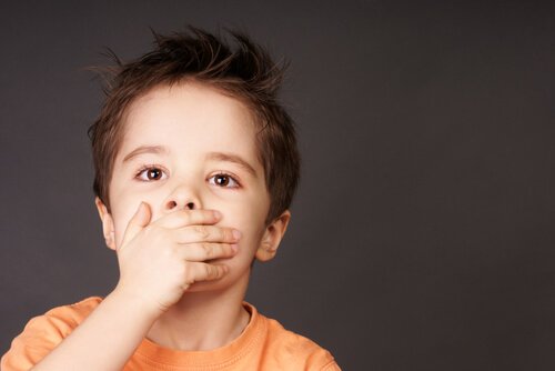 Bambino con dolore in bocca