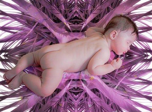 bambino in mezzo ad un fiore frasi che rafforzano lo spirito