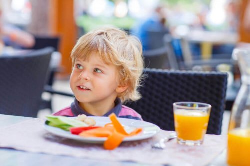 Intrattenere un bambino al ristorante non è per niente facile. Scegliete un posto adatto a lui