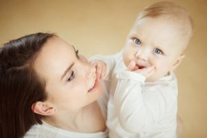 Il bambino si succhia il dito: che fare?