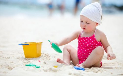 bambina in spiaggia
