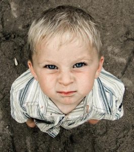 Come agire quando vostro figlio vi tiene testa?