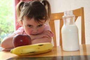 Bambini che fanno i capricci con il cibo, che cosa fare?