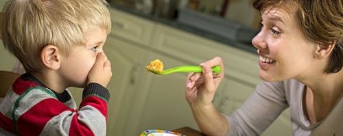 Bambino si rifiuta di mangiare