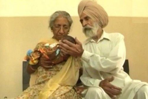 La coppia indiana che ha avuto un figlio a 70 anni
