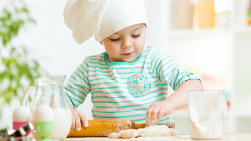Bambino in cucina