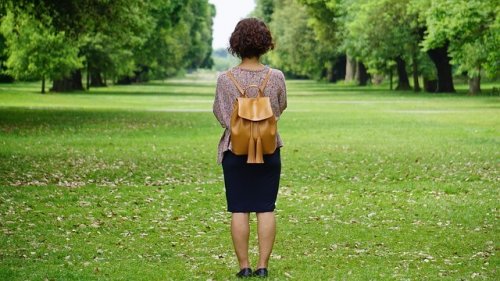 Donna al parco