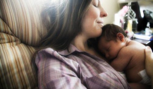 mamma con neonato in braccio 
