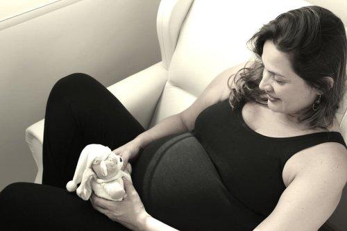 donna incinta sul divano 