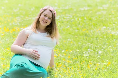 Donna incinta al parco