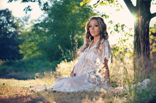 Donna incinta vestita di bianco