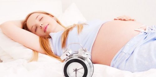 donna incinta sdraiata