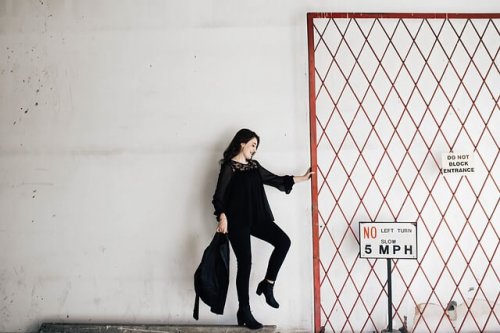 Donna si appoggia a una rete