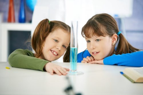 Due bambine fanno esperimenti con l'acqua