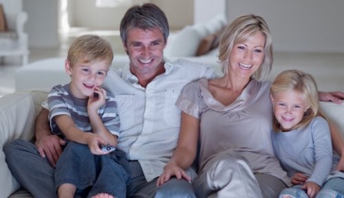 famiglia sul divano