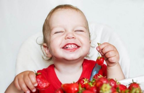 Bimba mangia le fragole
