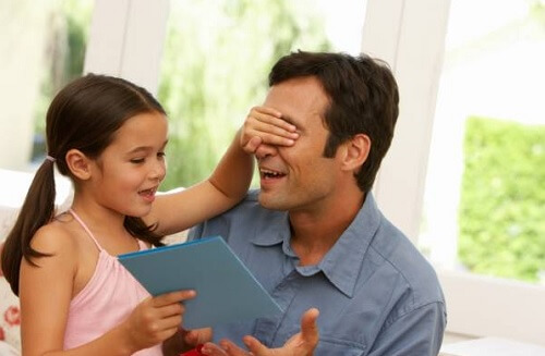 figlia che gioca con il padre