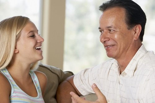 Padre e figlia sorridono