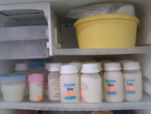 latte materno conservato in frigorifero