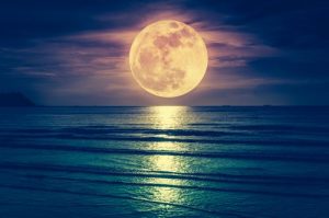 La luna influisce sul parto? Mito o verità?