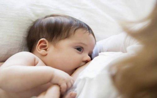Madre che allatta bebè