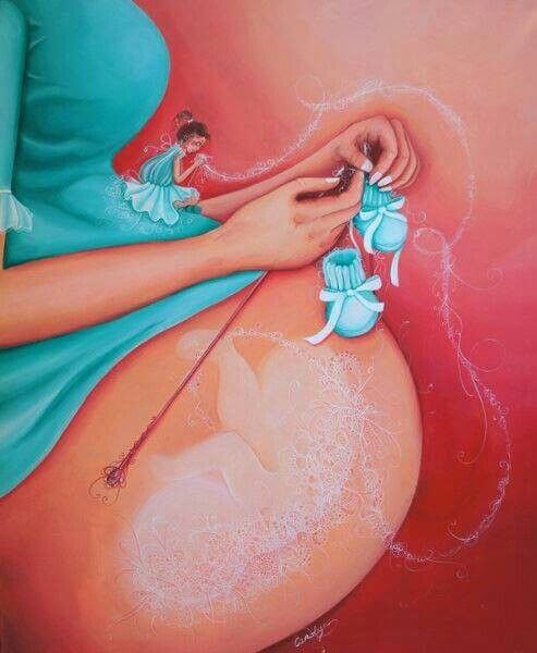 Madre lavora a maglia durante la gravidanza