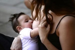 Allattare in pubblico, la nuova polemica